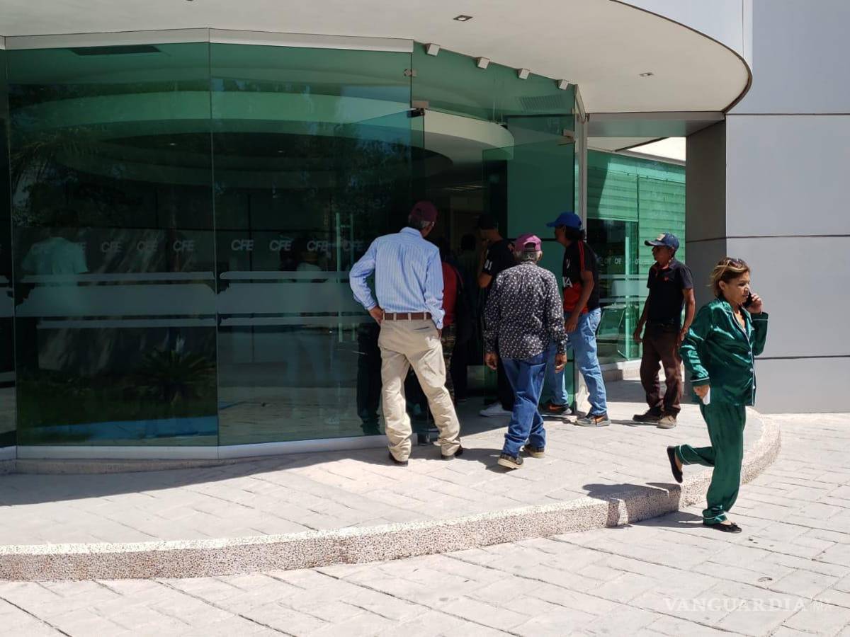 $!Un gran número de afectados se dieron cita en las instalaciones de la CFE.