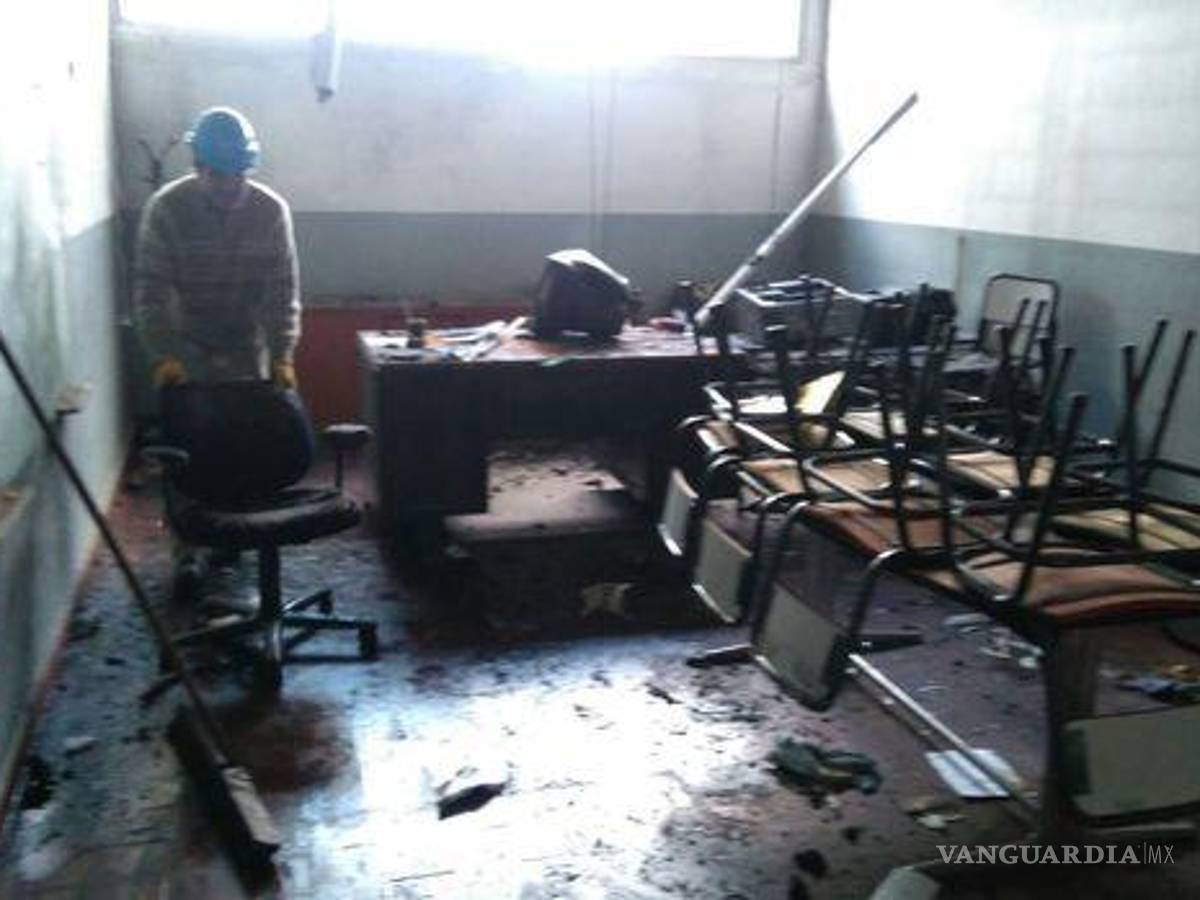 $!Desconocidos prenden fuego a escuela y dejan sin clases a 800 niños en Argentina