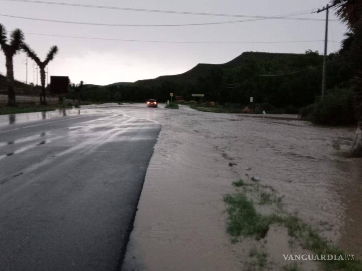 $!El agua alcanzó la carretera Parras–Paila sin señalamientos de precaución.