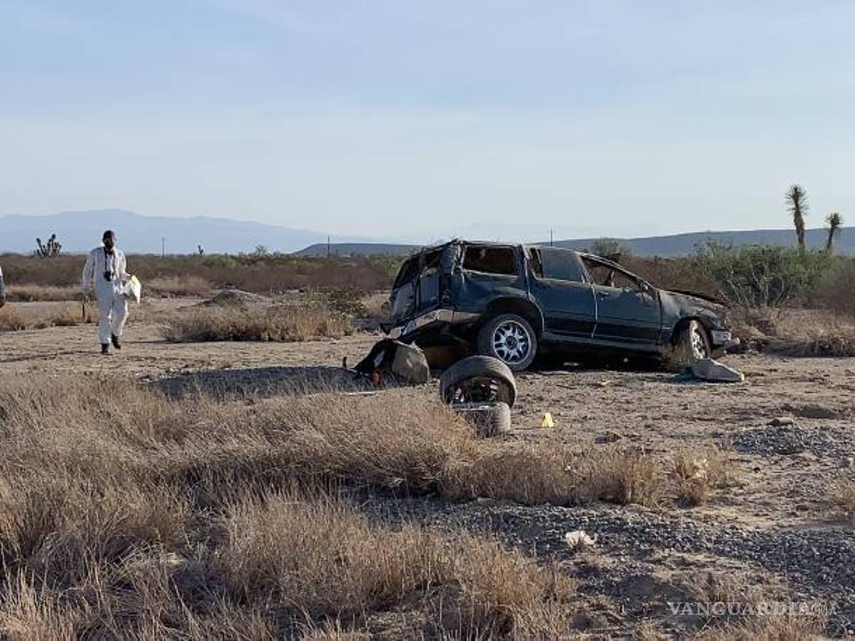 $!Un automovilista con dirección a Monclova se percató de un auto fuera del asfalto.