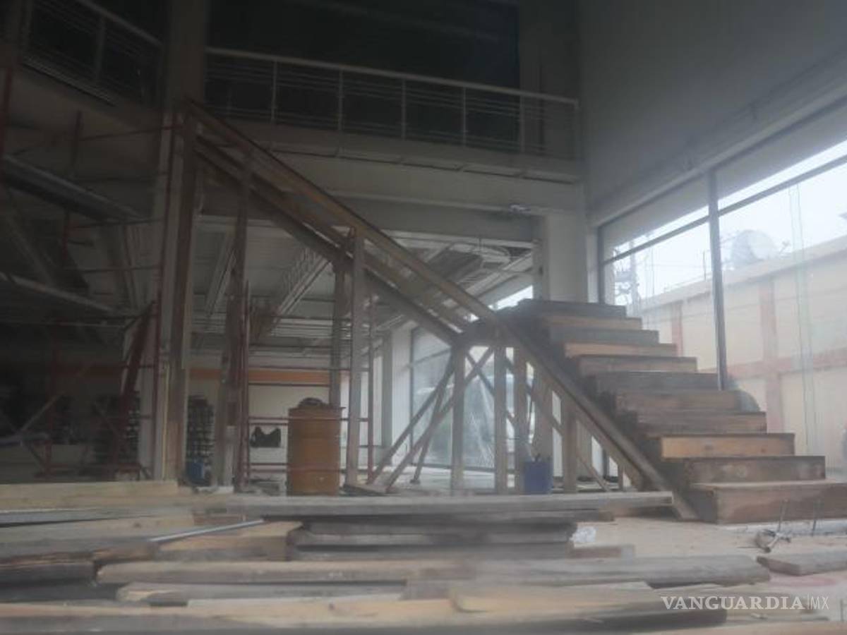 $!Obreros trabajan en la renovación del espacio que ocupó Famsa, ahora destinado a albergar una nueva sucursal del supermercado, según lo confirma una lona en el lugar.