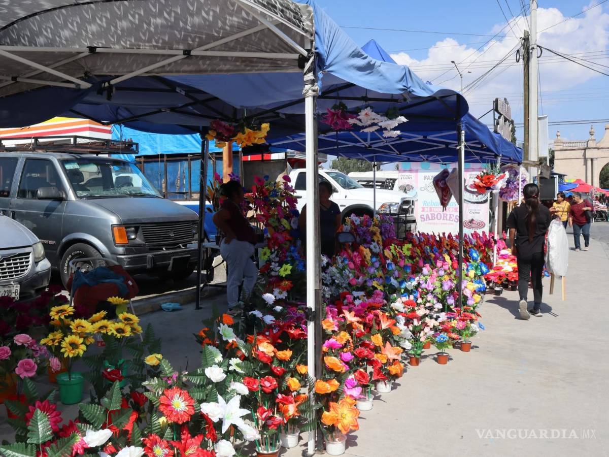 $!Los panteones se llenaron de flores y papel picado en un emotivo tributo a los seres queridos en el Día de Muertos.