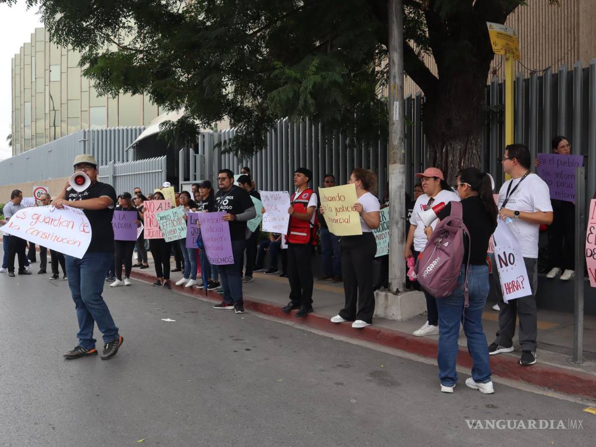 $!El paro de labores en el Poder Judicial Federal afecta sedes en Saltillo, Monclova, Piedras Negras y Torreón, uniendo a más de 400 empleados en la protesta.