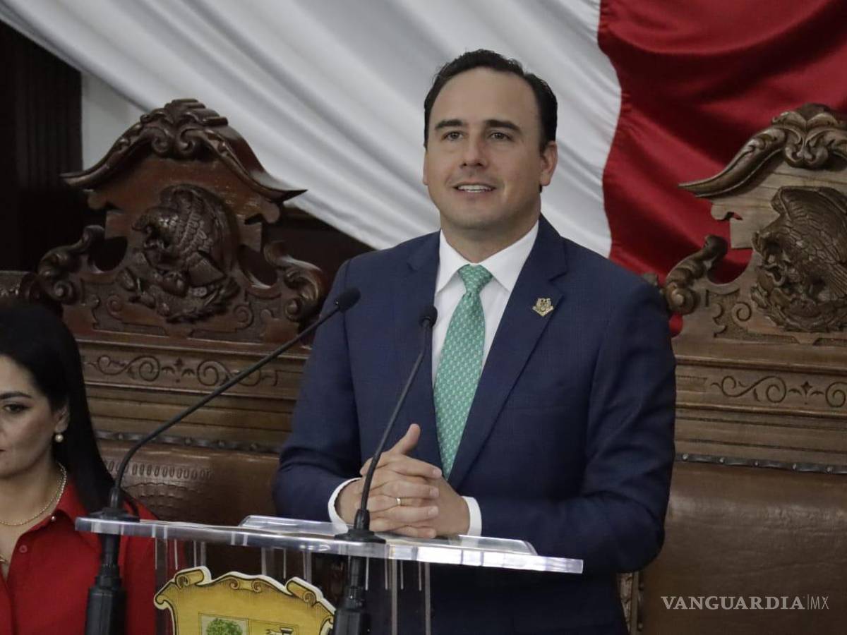 $!El gobernador Manolo Jiménez Salinas compartió anécdotas de su infancia en la UAAAN durante la ceremonia de reconocimiento.