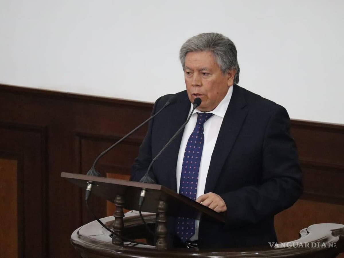 $!El rector Alberto Flores Olivas destacó la diversidad cultural y étnica de la UAAAN en su discurso de agradecimiento.