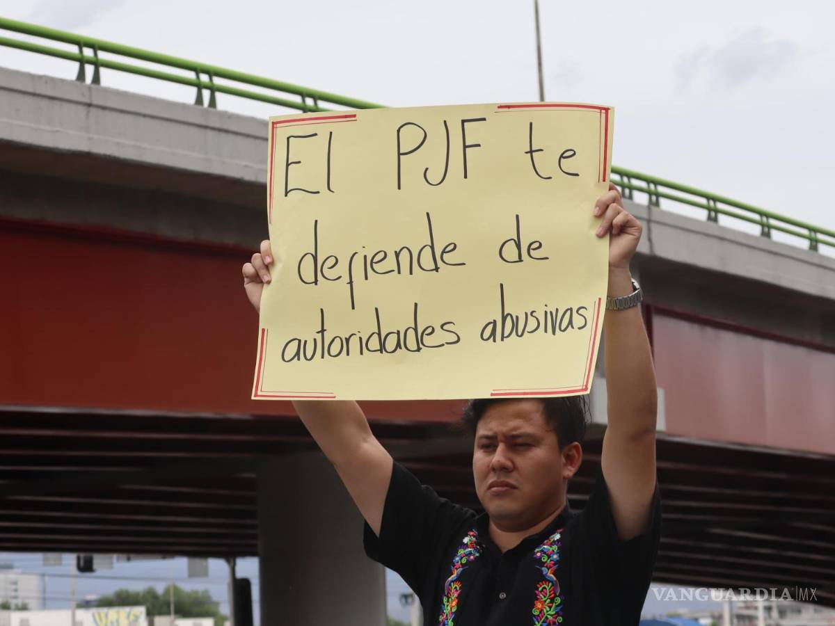 $!Empleados del PJF en Saltillo suspendieron actividades en 11 órdenes judiciales como parte de un movimiento nacional en defensa de sus derechos.