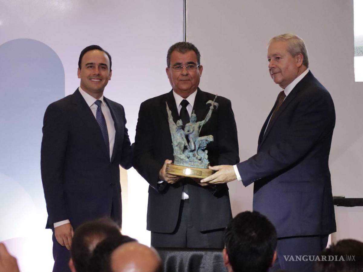 $!El hijo del ex alcalde Eduardo Dávila Garza recibió la presea su hijo José Alejandro, que conmovido recordó el amor de su padre por la familia.