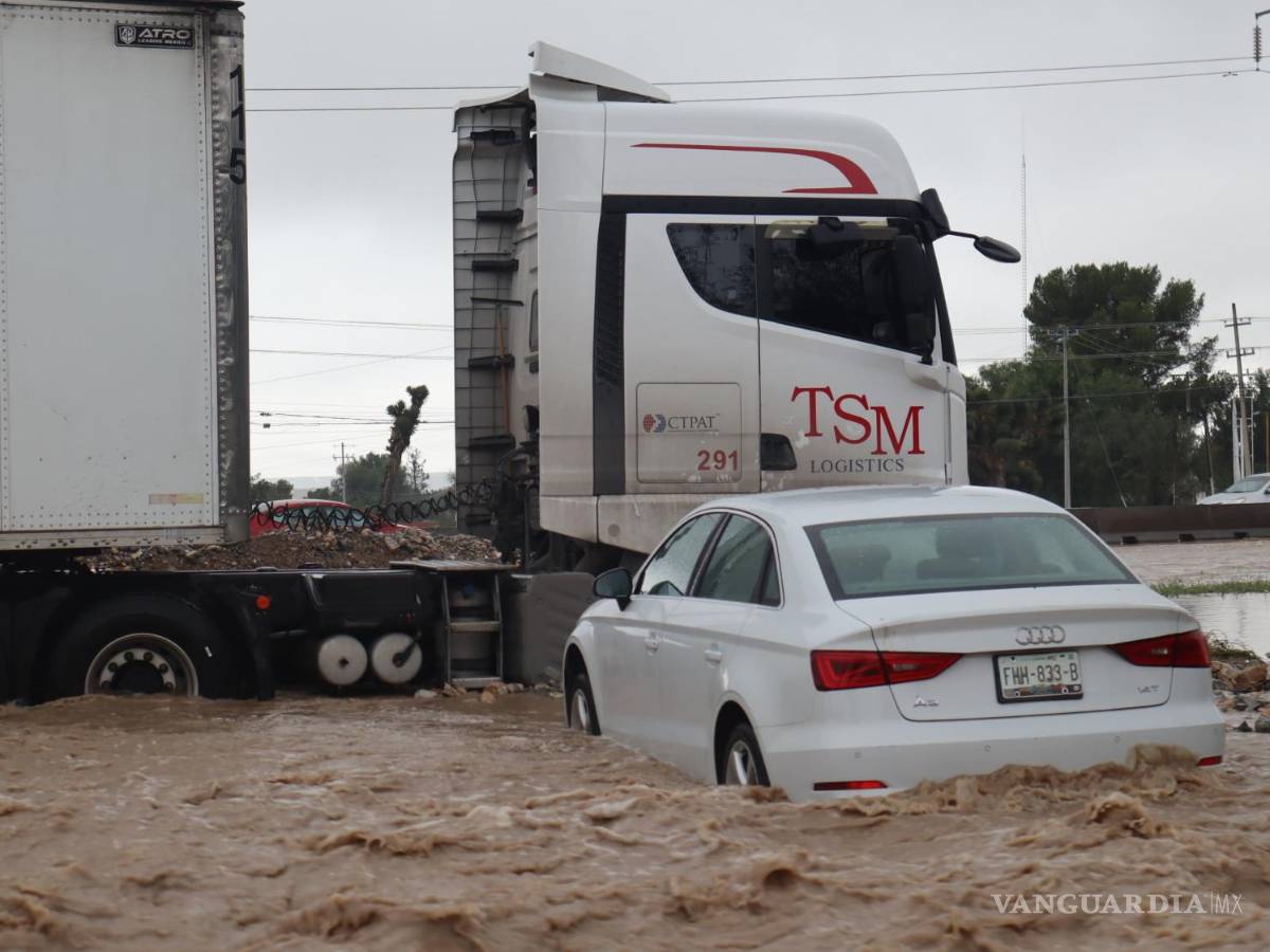 $!El tránsito se vio afectado en varias intersecciones clave debido a problemas con los semáforos.