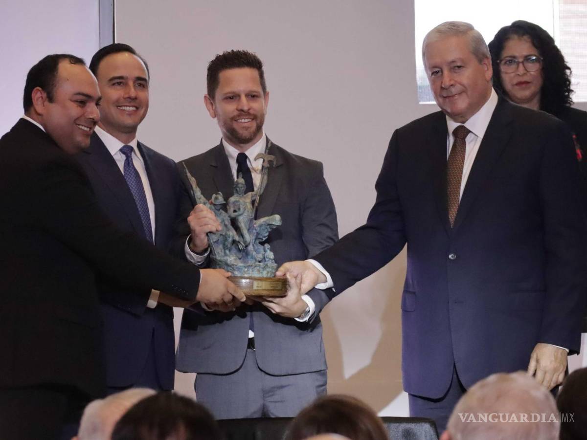 $!El rector Giovanni de la Peña, izquierda, recibió a nombre de la UANE la presea.