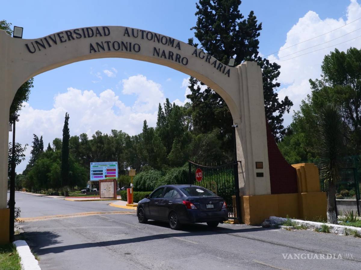 $!Algunos empleaados y profesores dudaron si meter sus vehículos, esto ante el riesgo de estallar la huelga y no poder sacarlos.