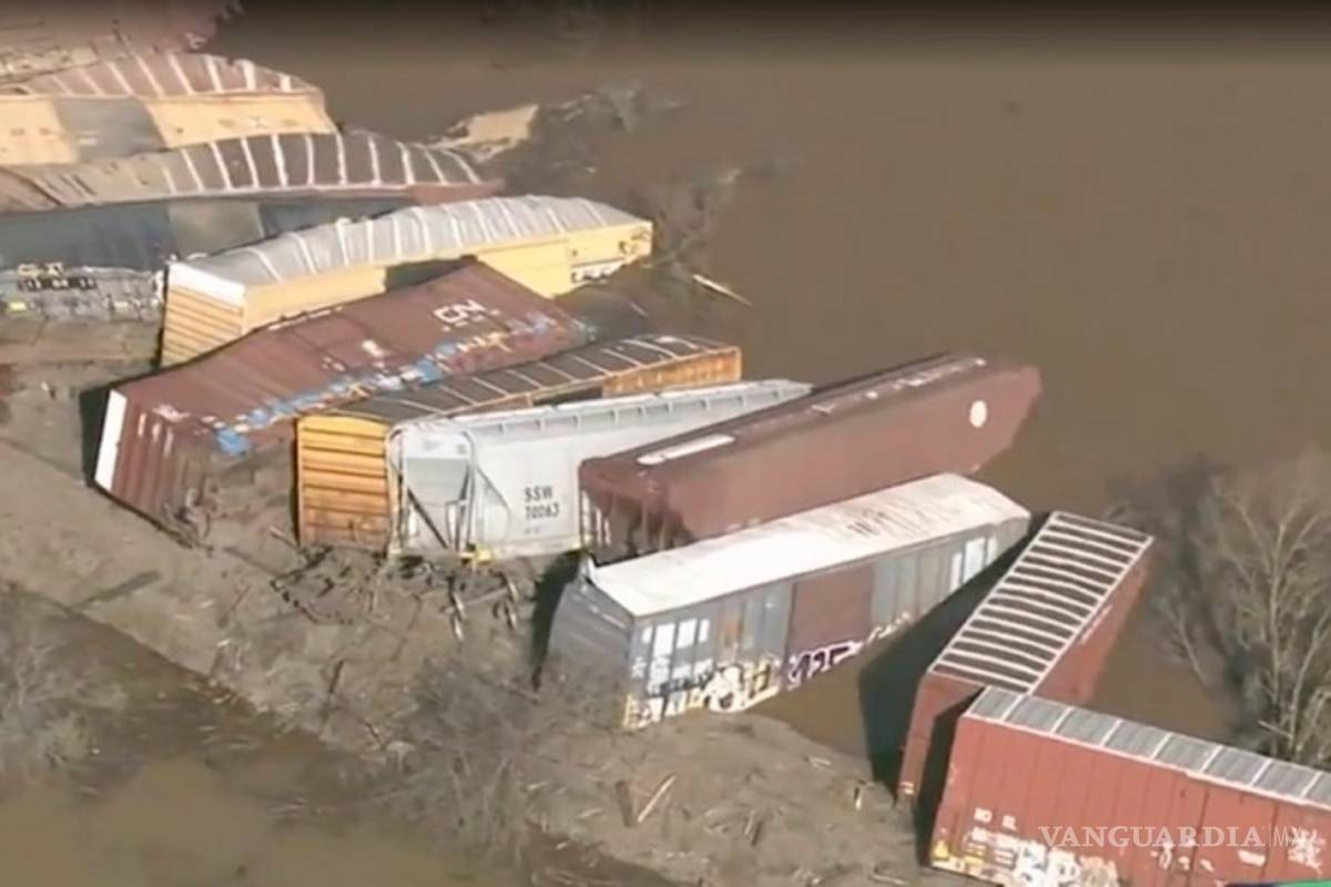 Se descarrila tren en California y 22 vagones caen a río