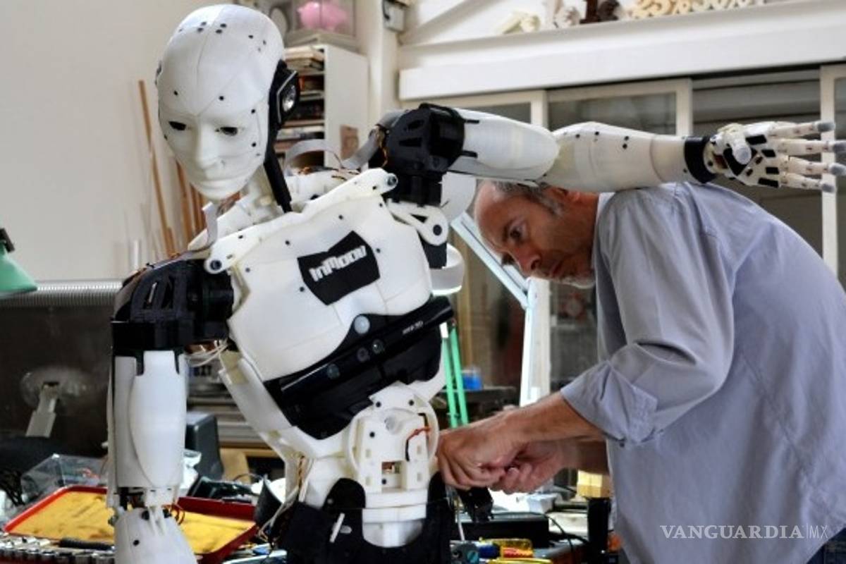 Diseñador francés presenta robot humanoide armable