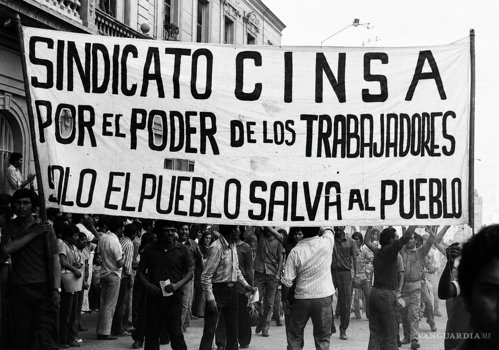 $!Trabajadores de Cinsa-Cifunsa marchan durante la huelga de 1974. La protesta salió de las plantas y ocupó las calles de Saltillo para disputar salarios, representación sindical y condiciones laborales.