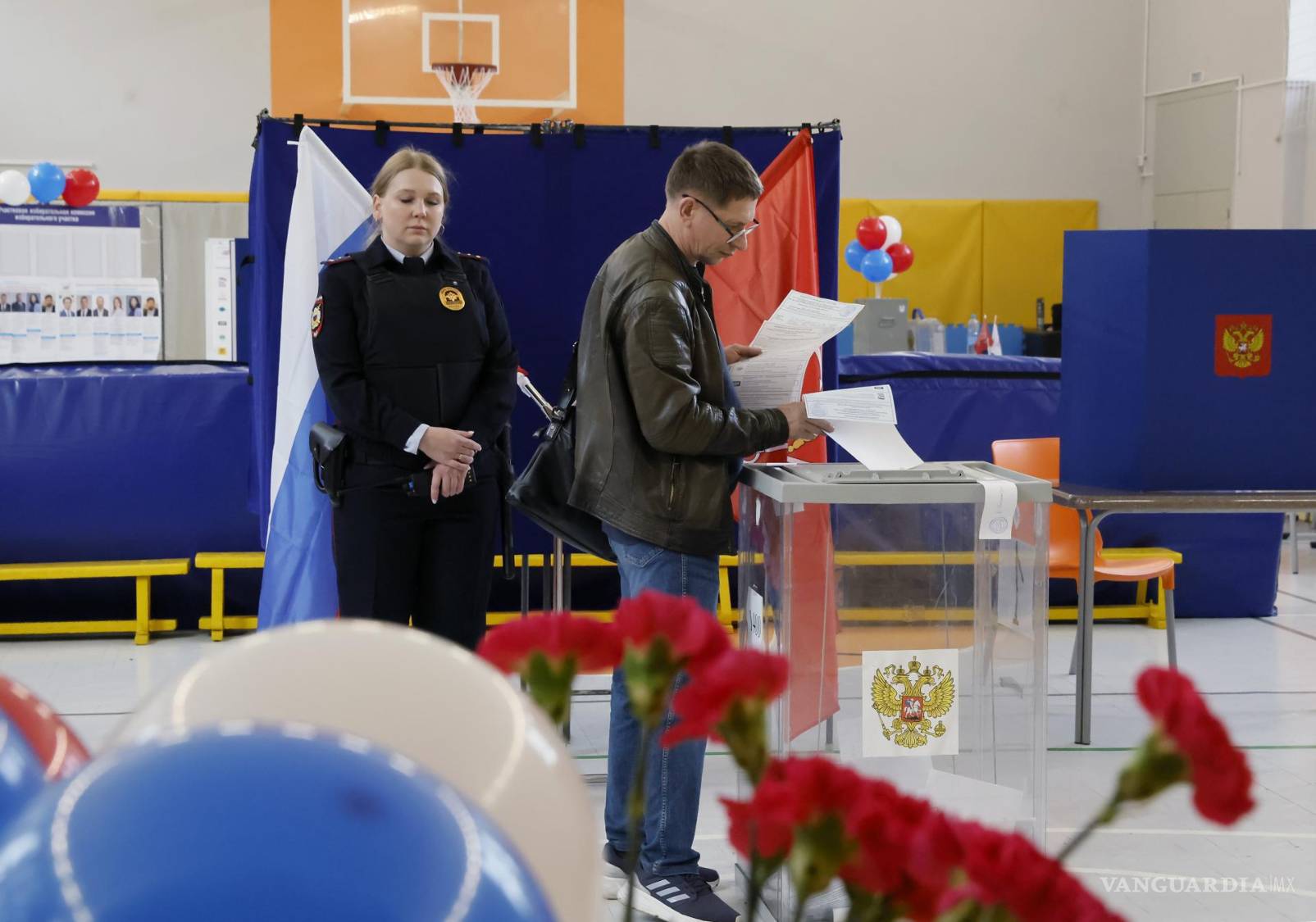$!Un hombre deposita su voto en un colegio electoral de San Petersburgo, Rusia, el 18 de septiembre de 2026.