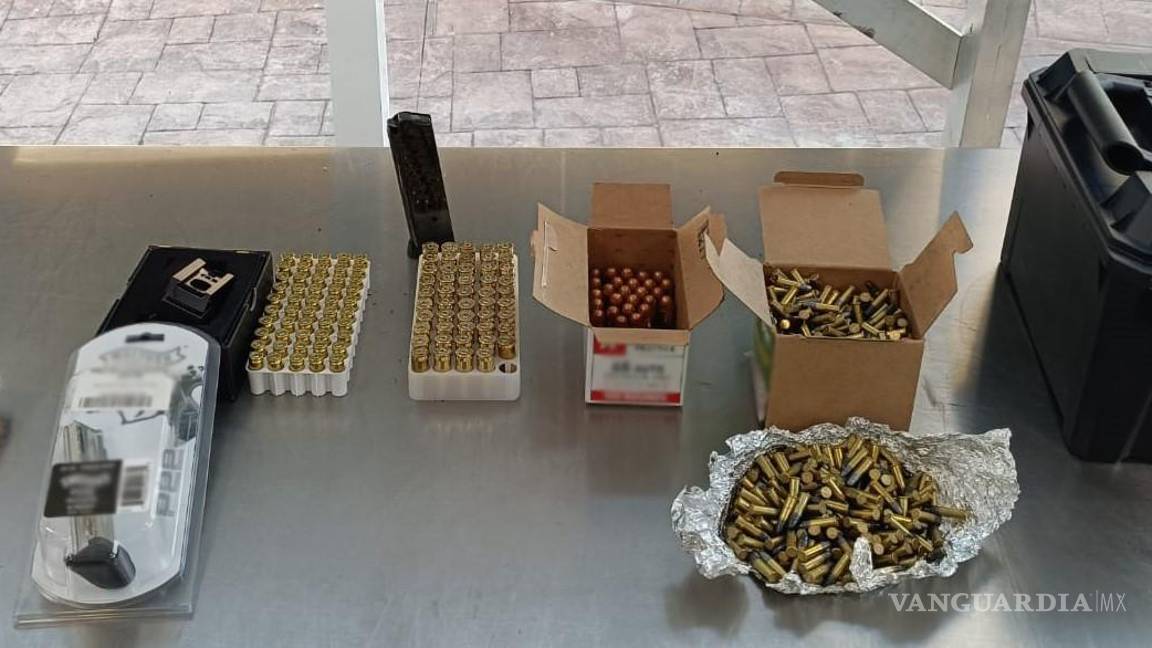 $!Los objetos decomisados y los cinco detenidos quedaron a disposición de la Agencia del Ministerio Público en Coahuila.