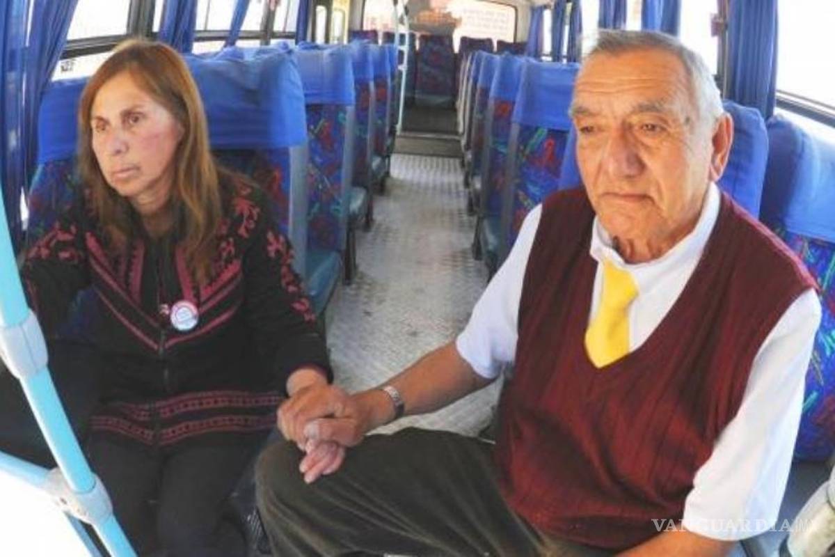 Chofer de la tercera edad trabaja y cuida a su esposa con Alzheimer (video)
