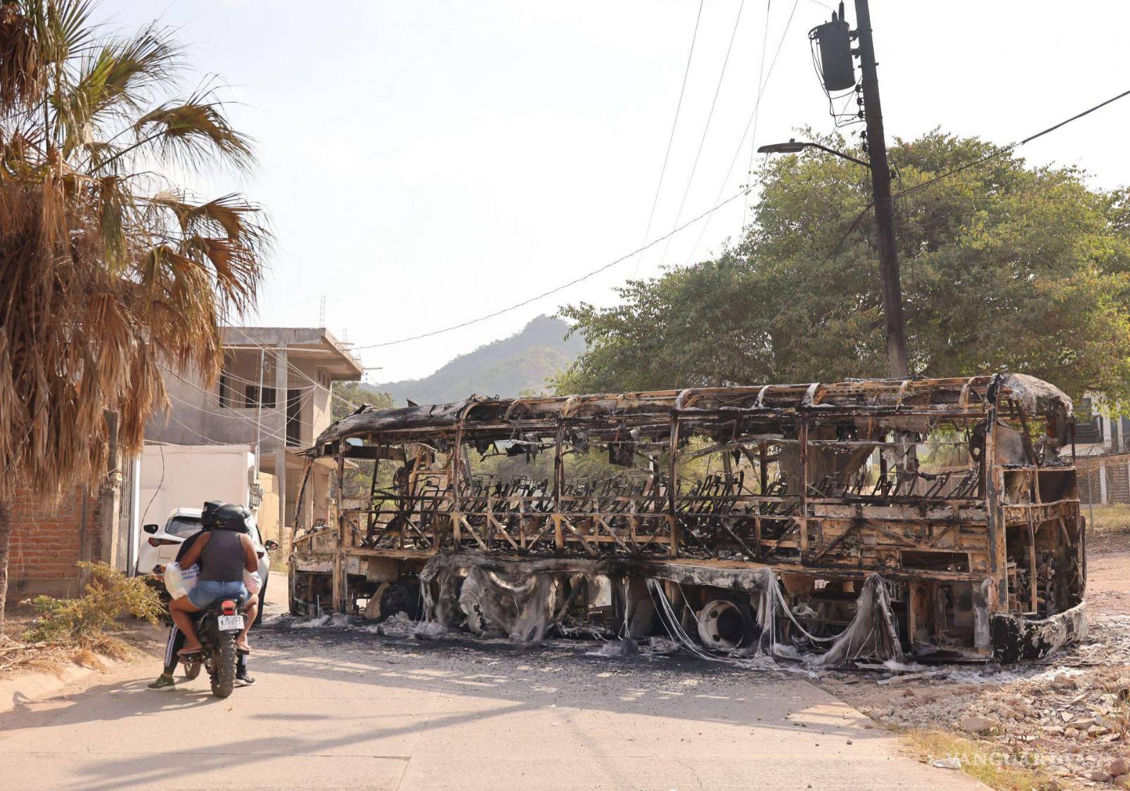 $!Decenas de autos y camiones que fueron quemados presuntamente del CJNG permanecen atravesados en vialidades de Puerto Vallarta, Jalisco