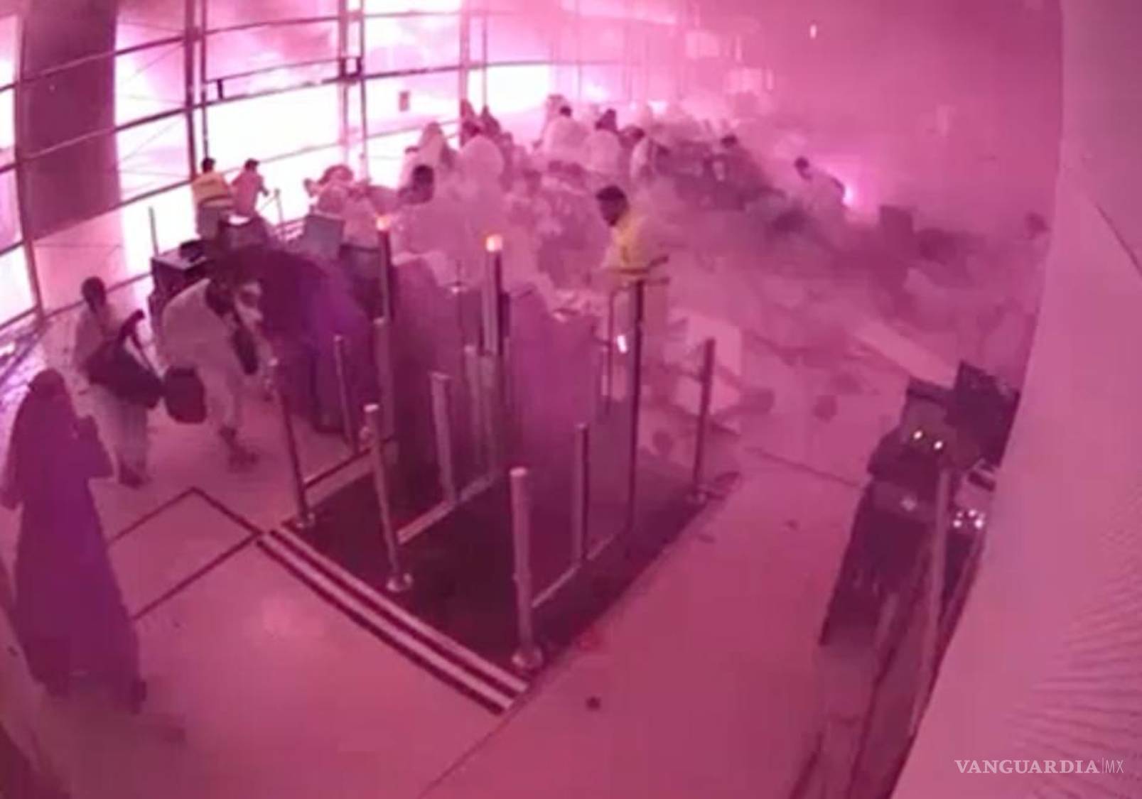 $!Pasajeros se ponen a resguardo mientras llamas y humo invaden parte del Aeropuerto Internacional Rey Jalid en Riad, Arabia Saudita, tras un ataque.