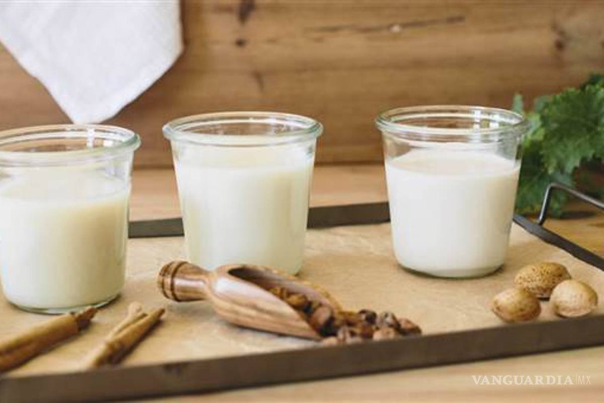 Bebidas de almendra y coco aportan menos nutrientes que la leche, alerta Profeco