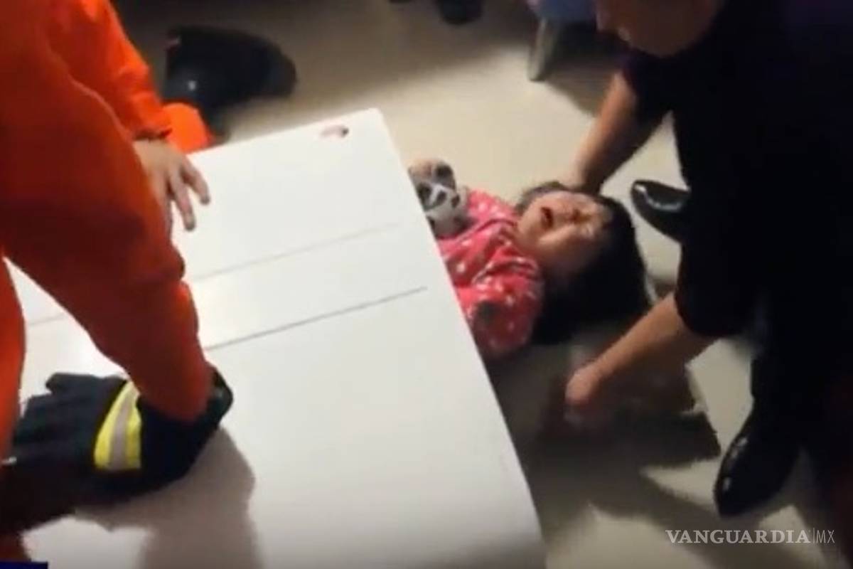 Video: Rescatan a niña atorada en una lavadora