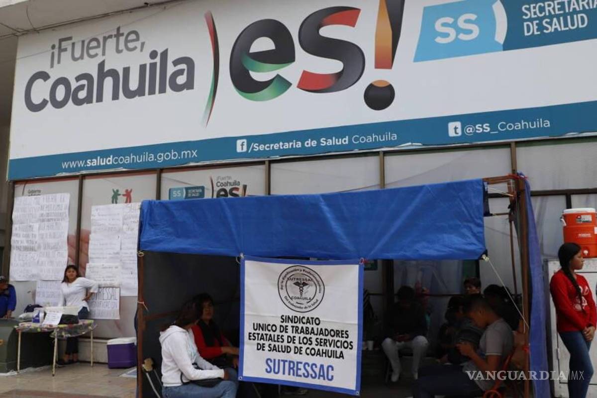 Protestan trabajadores eventuales de Salud ante el temor de perder derechos con nuevo contrato