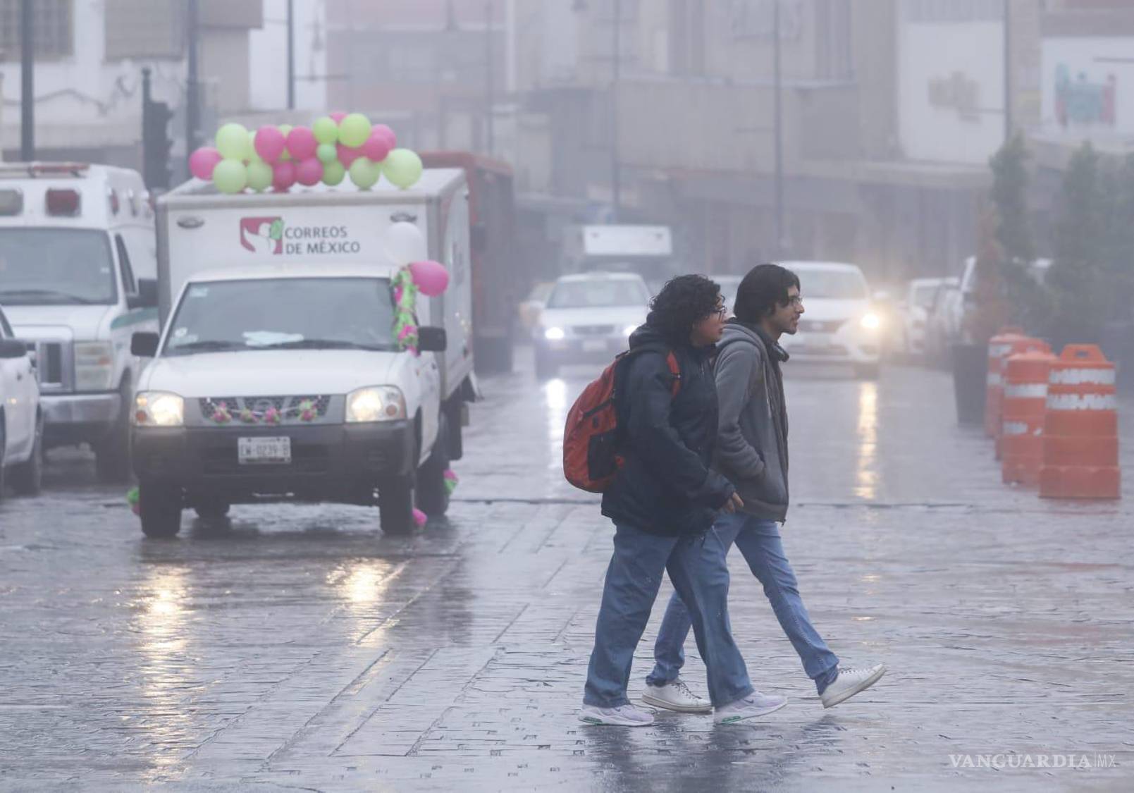 $!El ‘team frío’ no duda en salir a caminar por la ciudad, aprovechando las bajas temperaturas y el encanto del paisaje invernal.