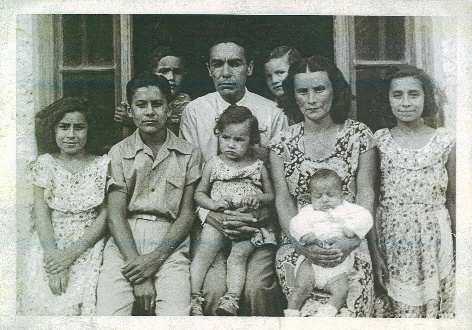 $!La familia Granada Flor completa posa en el quicio de una ventana. Al frente aparecen Julieta, Felipe de Jesús, Marcelina en brazos de su padre, Sergio en brazos de su madre y Esperanza; atrás, Eduardo y Ana María.