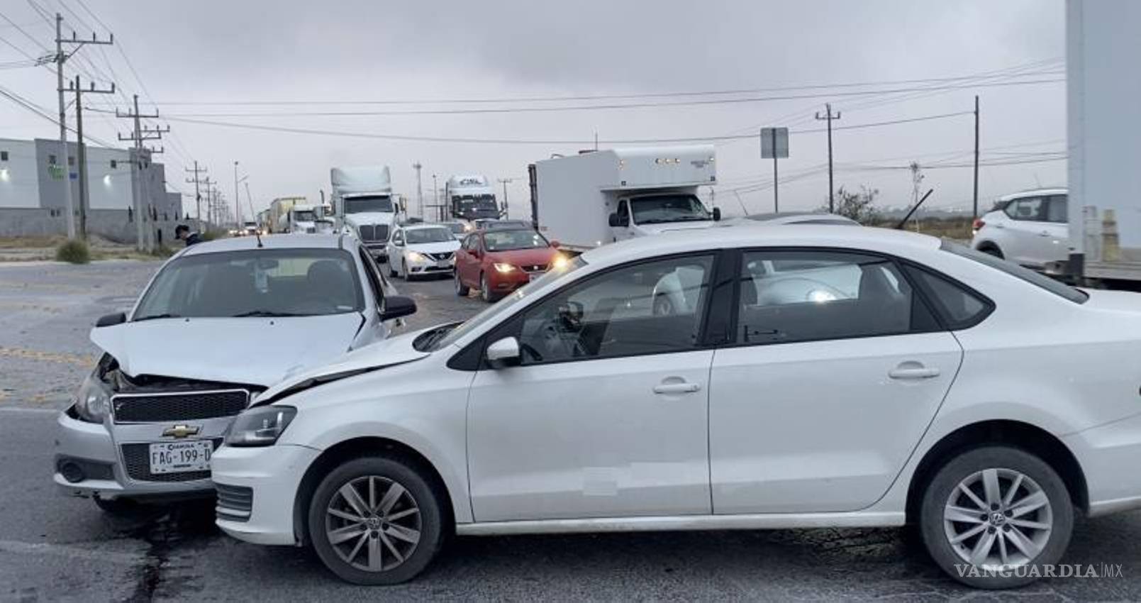 $!El choque generó una fila de vehículos en dirección al parque industrial Server.