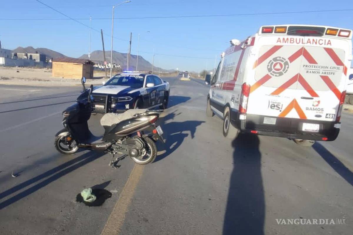 Camioneta le quita paso a motociclista y lo derriba en Ramos Arizpe; resulta lesionado