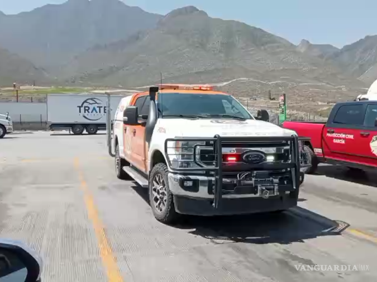 $!Una fuga de gasolina en un autotanque movilizó a Protección Civil de Nuevo León en la autopista Monterrey-Saltillo; Guardia Nacional controló el derrame y trasvasó 30 mil litros sin riesgo