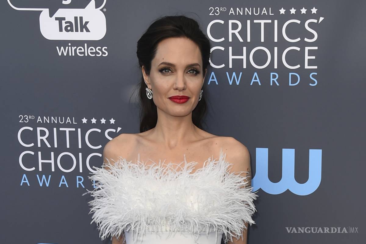 Obligan a Angelina Jolie permitir a Pitt tener más contacto con sus hijos