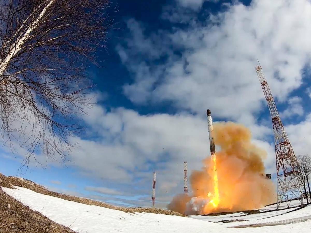 $!Lanzamiento de un misil balístico intercontinental Sarmat desde Plesetsk, en el noroeste de Rusia.