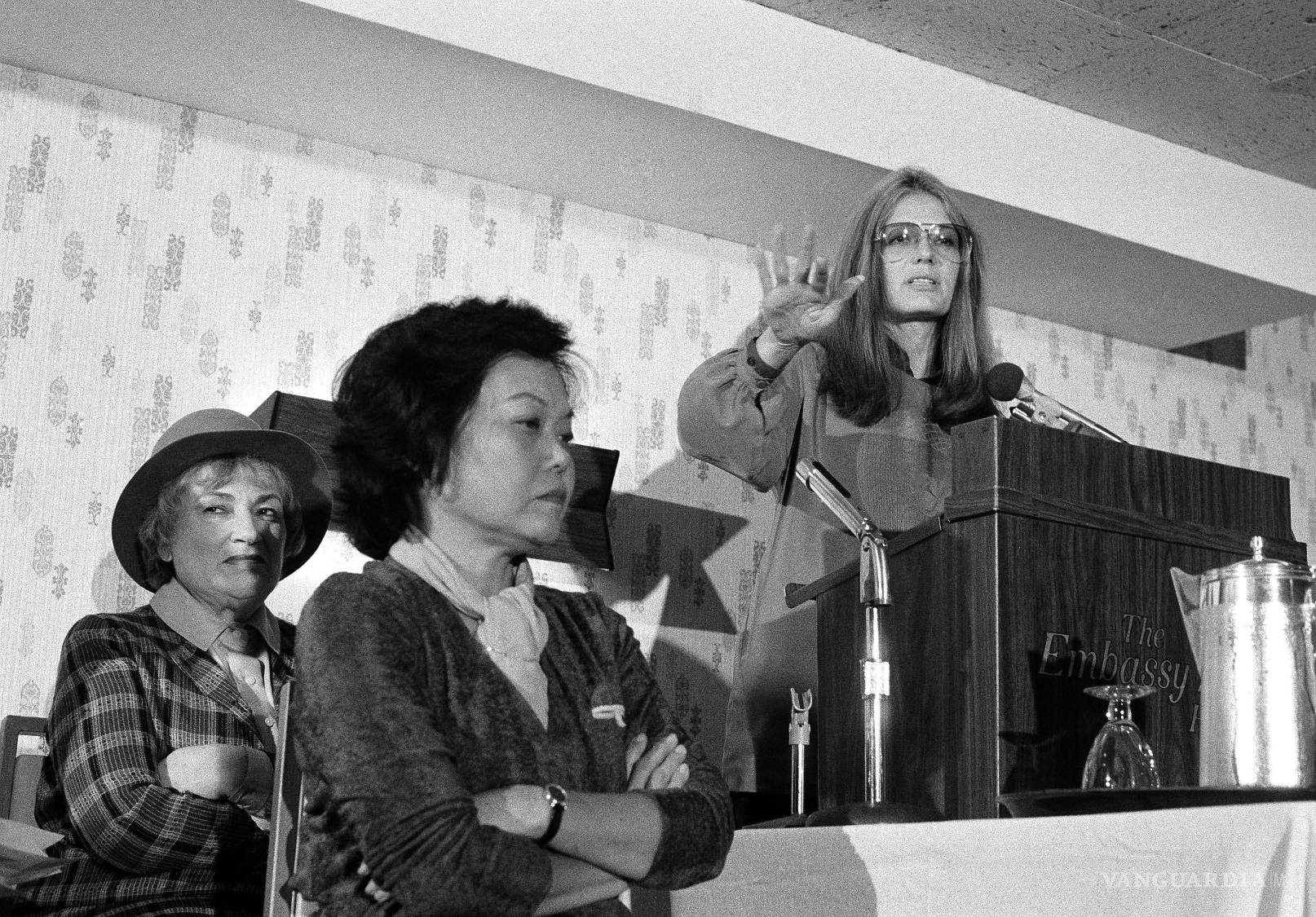 $!Bella Abzug, izquierda, y Patsy Mink, de Women USA, están sentadas junto a Gloria Steinem mientras esta habla en Washington, el 21 de noviembre de 1979.