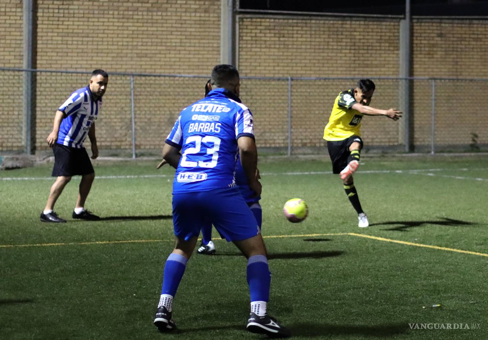 $!Los equipos protagonizaron los primeros encuentros del torneo, desatando la pasión por el deporte entre los asistentes.