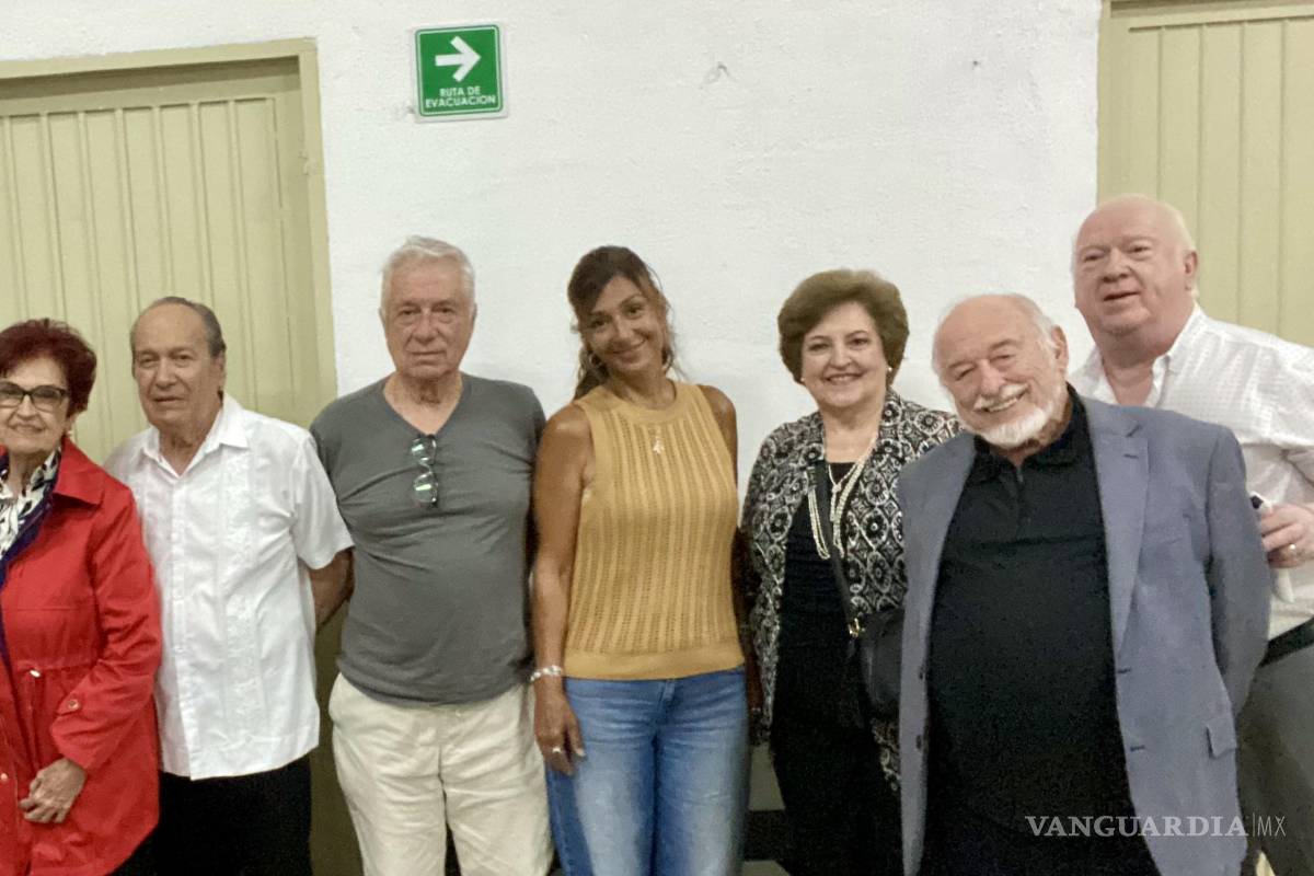 $!Algunos de los pocos valientes que desafiaron anoche el caos de calles inundadas, baches y lluvias torrenciales, para tomarle el pulso a la realidad nacional.