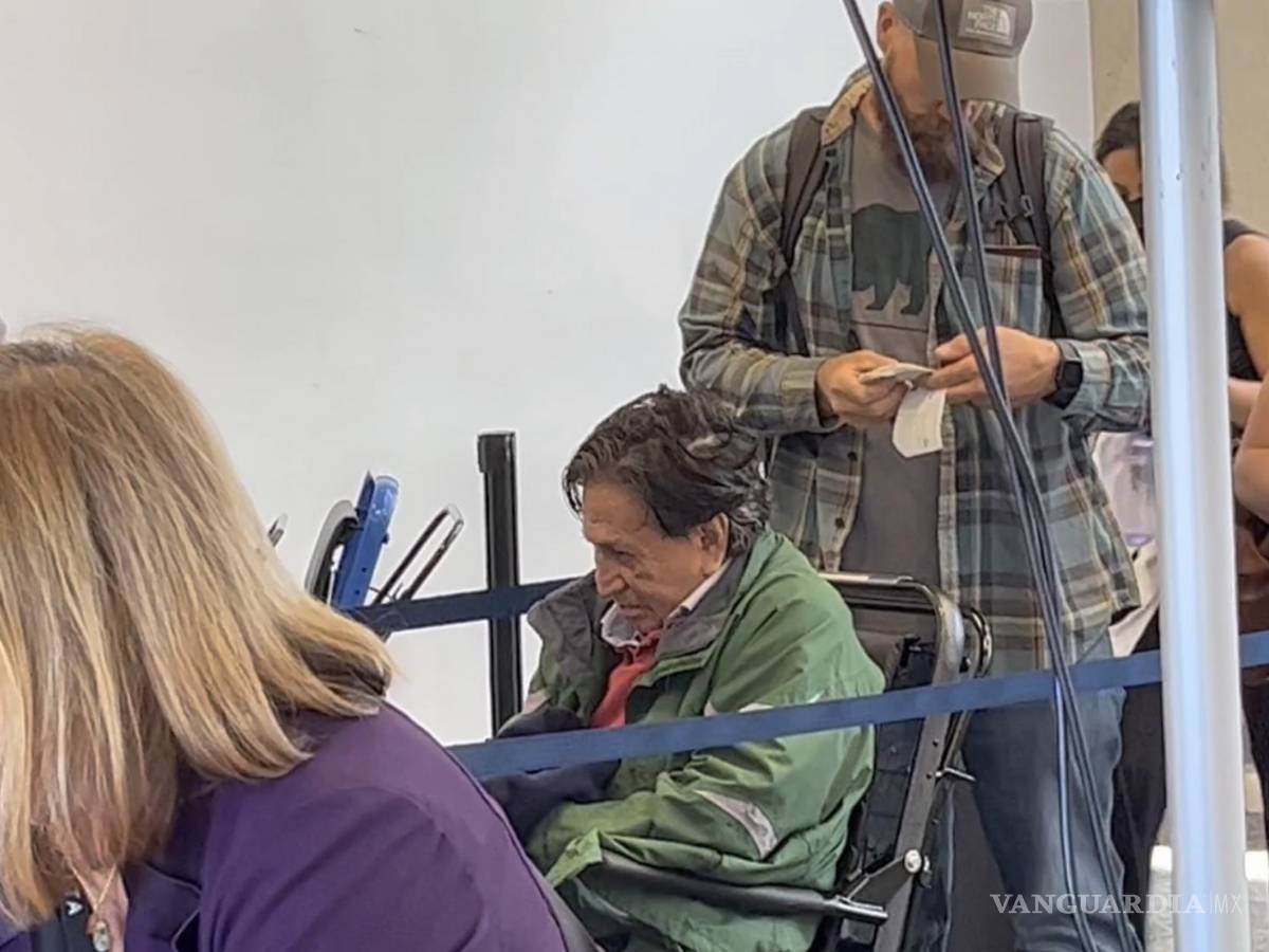 $!Captura de un video donde se puede ver al expresidente peruano Alejandro Toledo esperando para volar desde el Aeropuerto Internacional de San Francisco al de Los Ángeles.