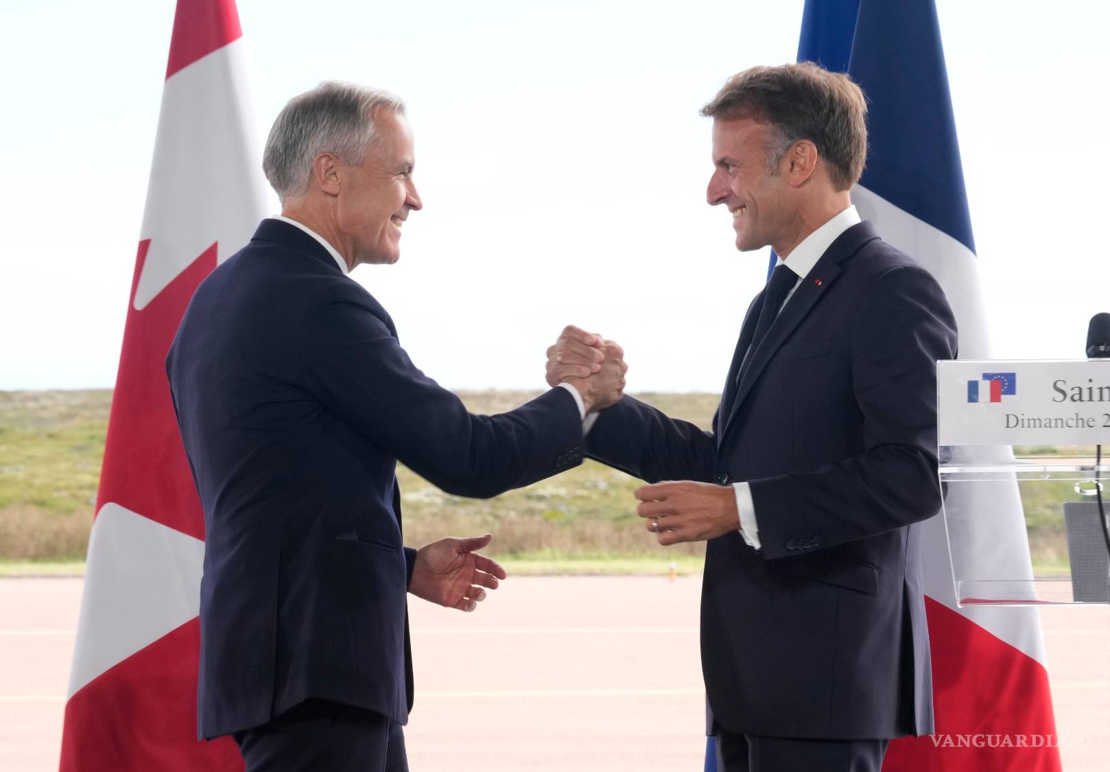 $!El presidente francés, Emmanuel Macro, y el primer ministro canadiense, Mark Carney, tras pronunciar un discurso en Saint-Pierre, Saint-Pierre-et-Miquelon.