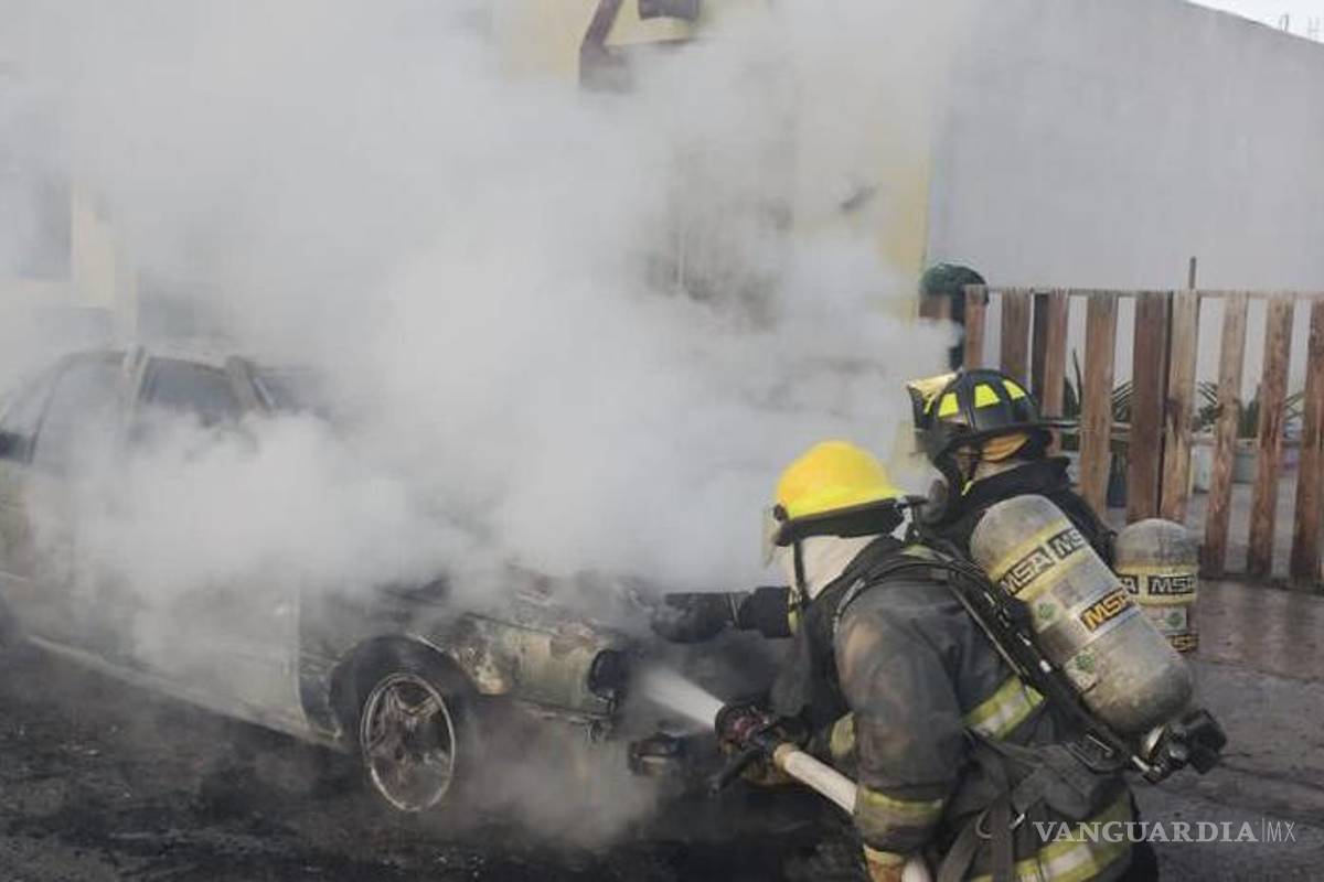Ramos Arizpe: taxi es consumido por las llamas en incendio; Bomberos controlan la situación