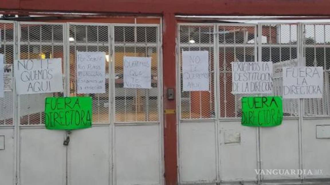 $!Al lugar arribaron personal del departamento Jurídico de la Secretaría de Educación y la supervisora de Zona Escolar, quienes dialogaron con los padres para explicarles sobre el proceso.