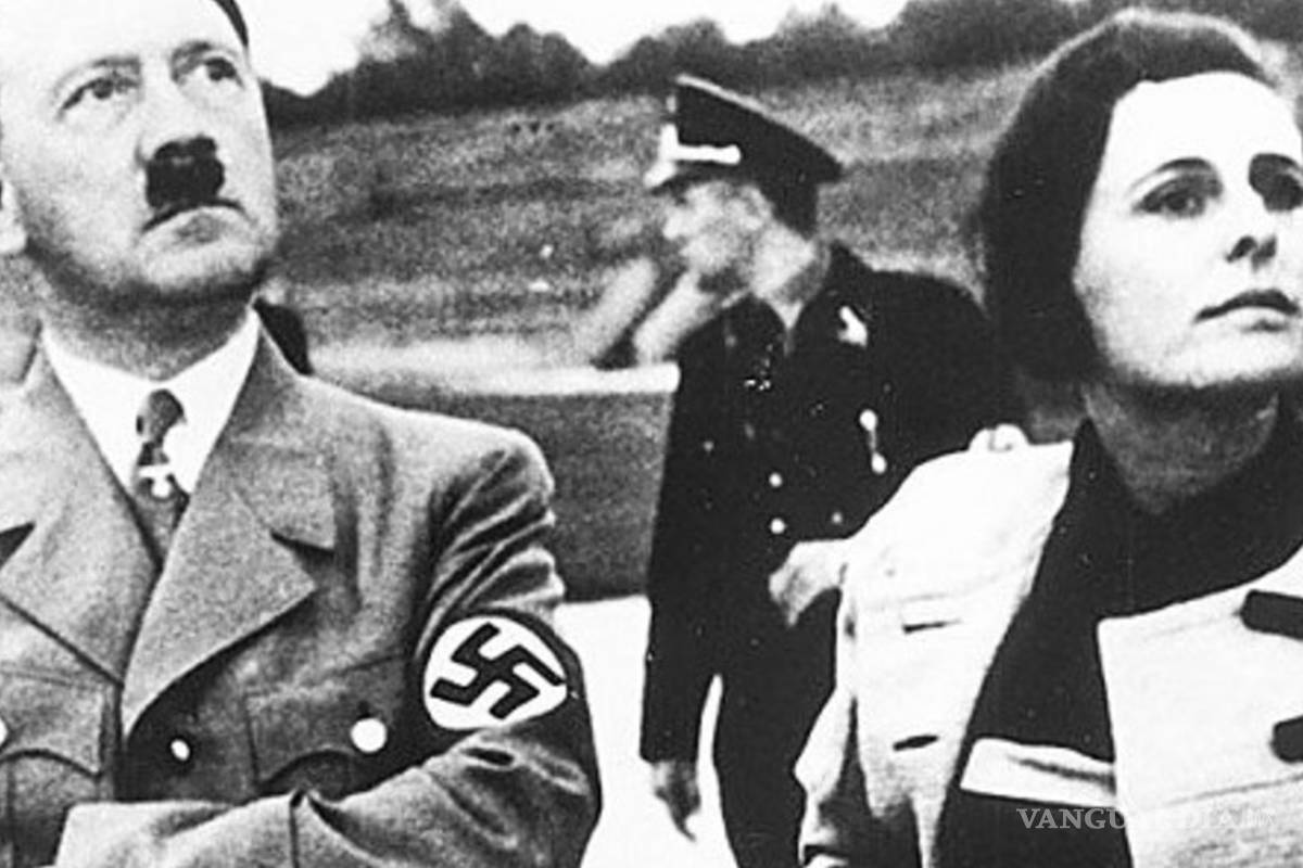 $!Subastan foto de Adolf Hitler abrazando a niña judía
