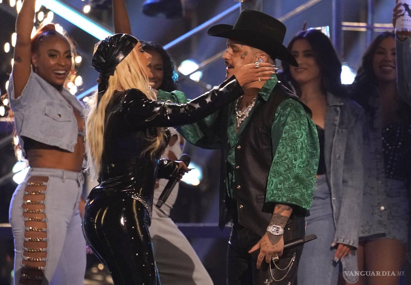 $!Christina Aguilera, izquierda, y Christian Nodal cantan Cuando me dé la gana en la 23a entrega anual del Latin Grammy.