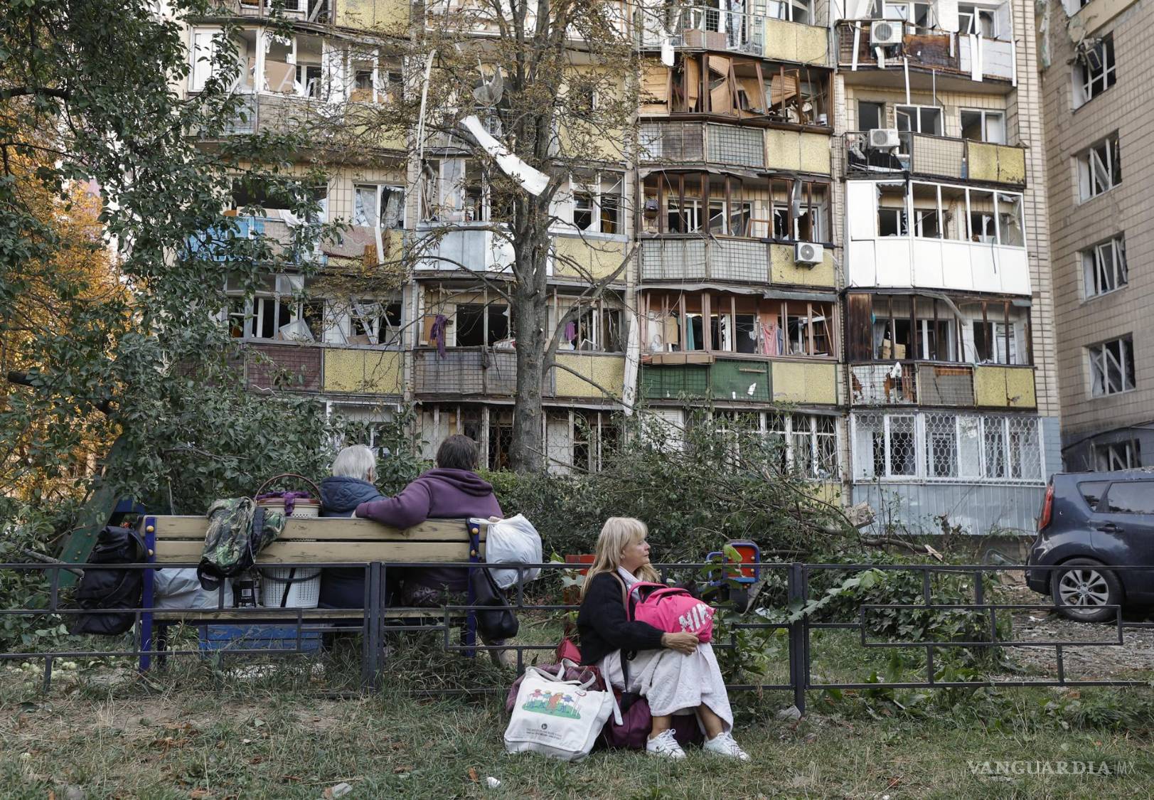 $!Una mujer sentada en el lugar de un ataque con misiles rusos contra una zona residencial de Kiev, Ucrania, el 20 de agosto de 2026, en medio de la invasión rusa.
