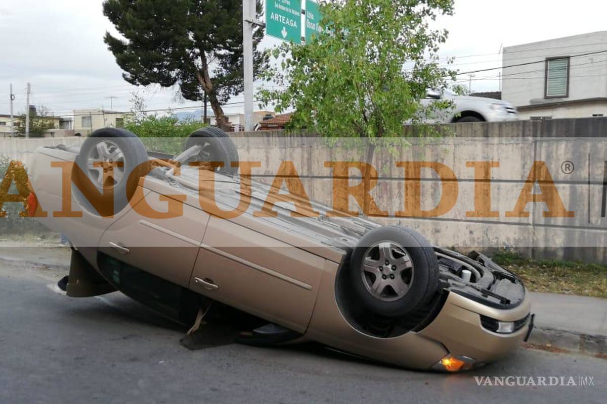 Conductora vuelca su carro por ir con prisa en Saltillo