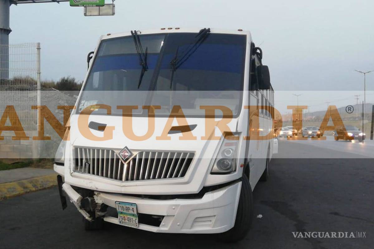 Choca transporte de personal con carro en la carretera Monterrey-Saltillo