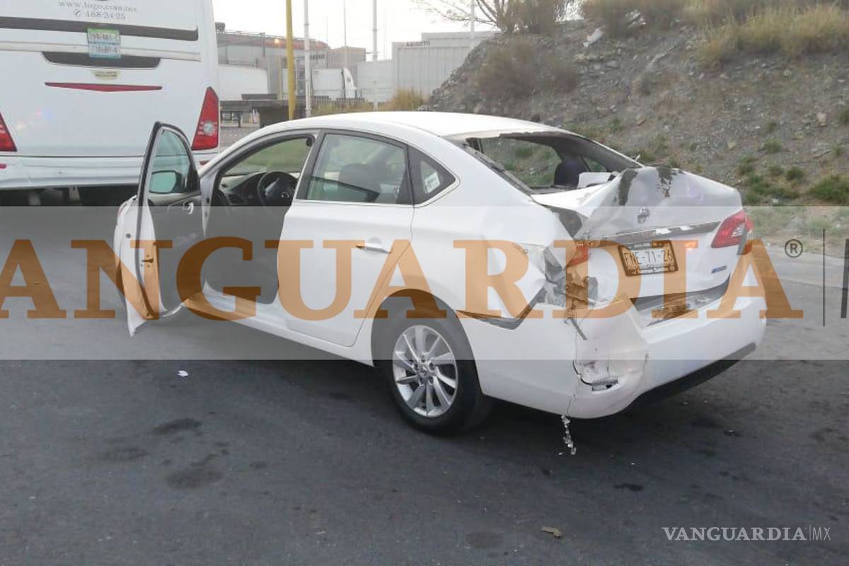$!Choca transporte de personal con carro en la carretera Monterrey-Saltillo