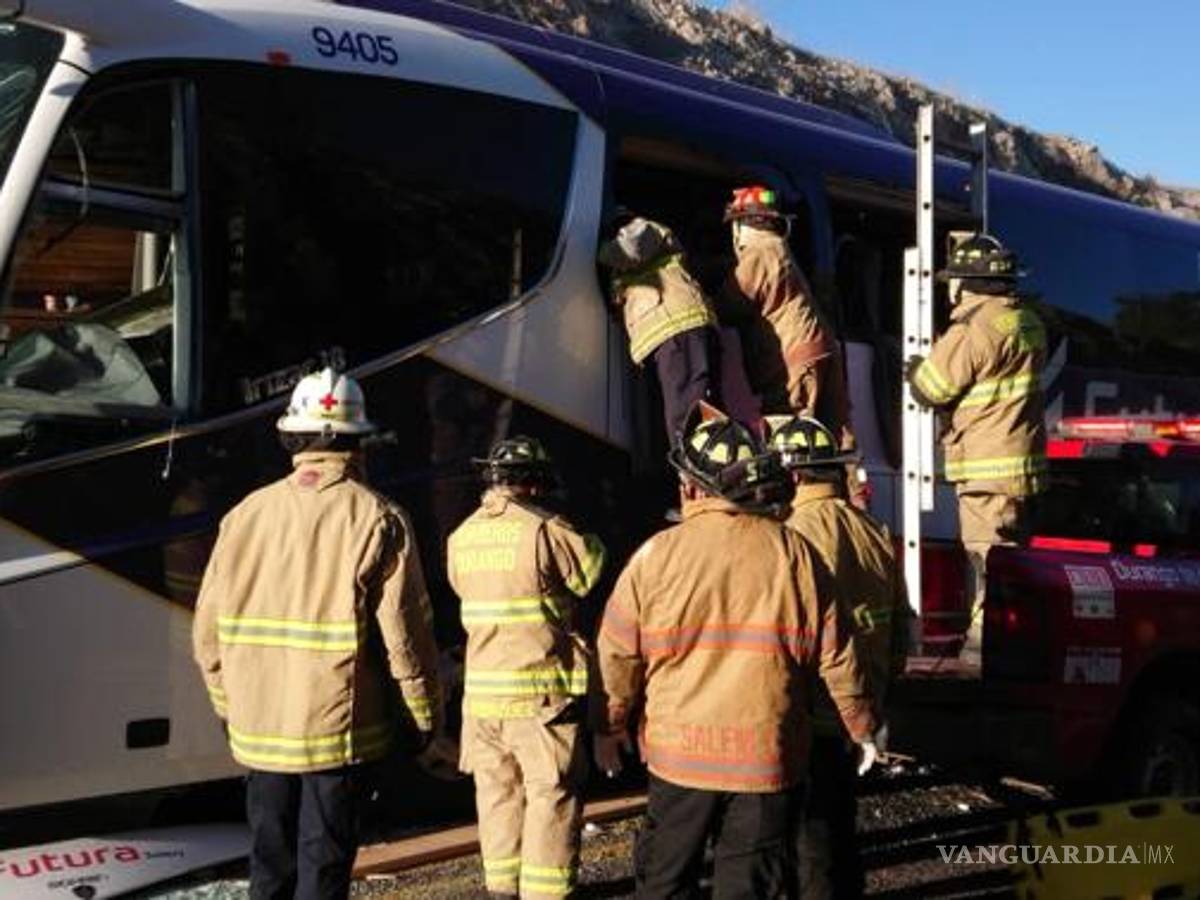 $!Seis muertos y 21 lesionados en choque de autobús y camión en la carretera Durango - Mazatlán