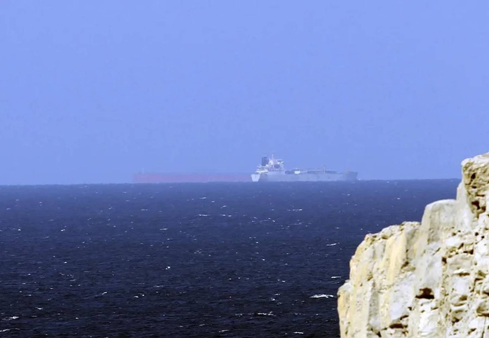 $!Un buque petrolero cruza el Estrecho de Ormuz, en Omán.