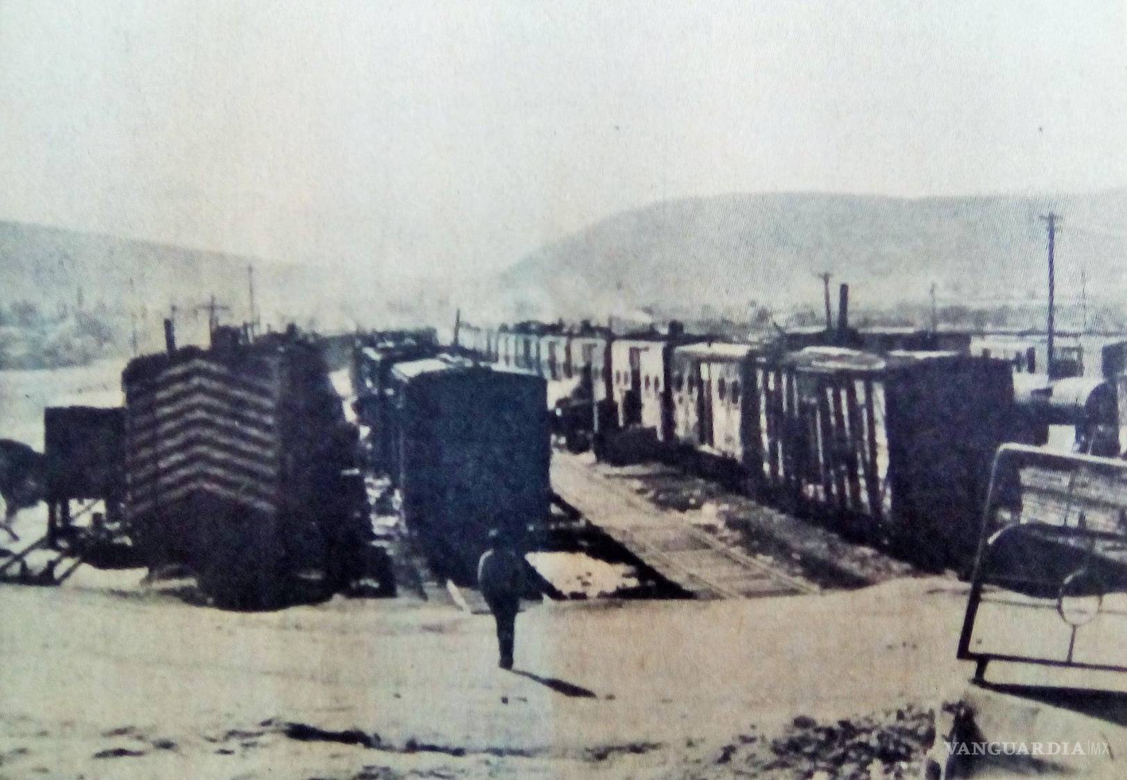 $!Conoce Saltillo regala esta foto de vagones-habitación en la calle Obregón, con la calle aún sin pavimentar.