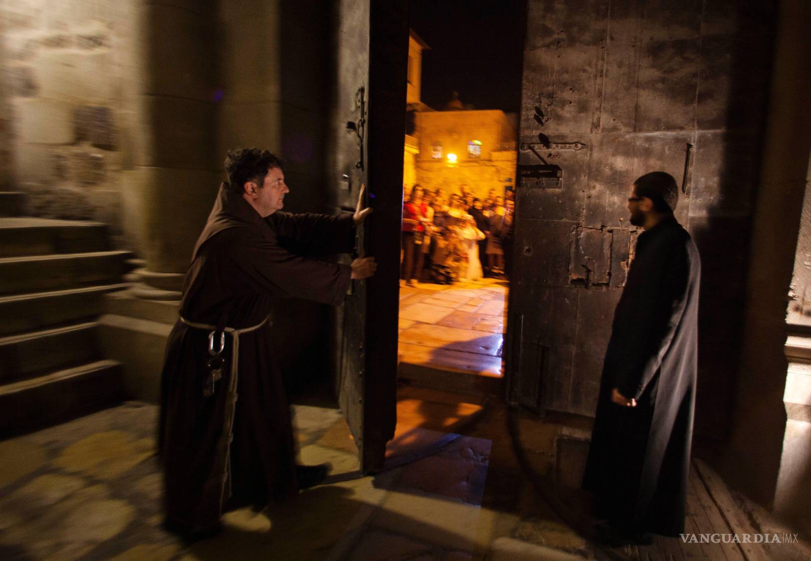 $!Un sacerdote cierra la puerta de la Iglesia del Santo Sepulcro al finalizar la jornada, el jueves 17 de mayo de 2012, en Jerusalén.