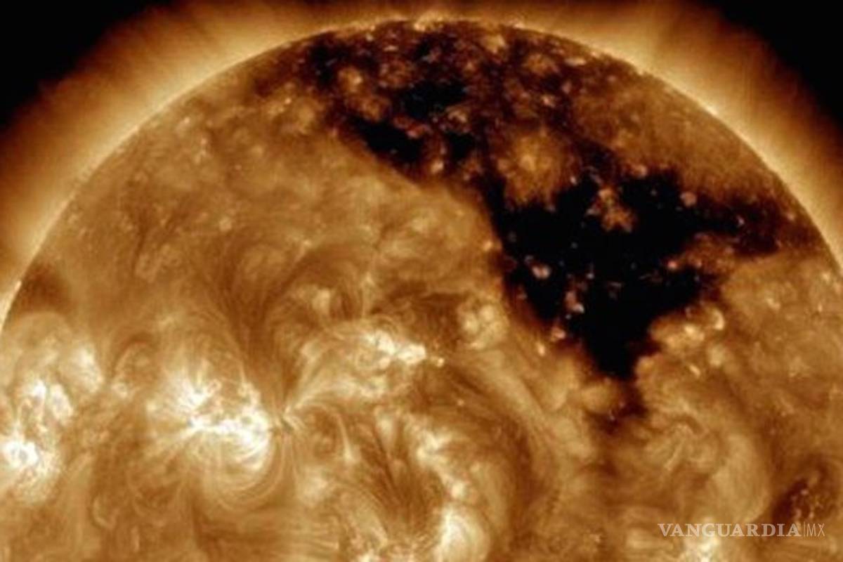 Un agujero gigante está creciendo en la superficie del Sol